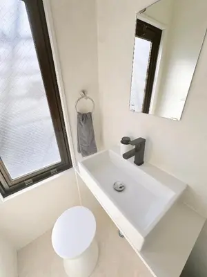 a white bathroom with a sink and a toilet at \u65b0\u5bbf5\u5206\u5e83\u3005\u7a7a\u9593 in Tokyo