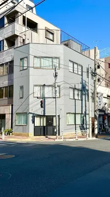 a building on the corner of a city street at \u65b0\u5bbf5\u5206\u5e83\u3005\u7a7a\u9593 in Tokyo