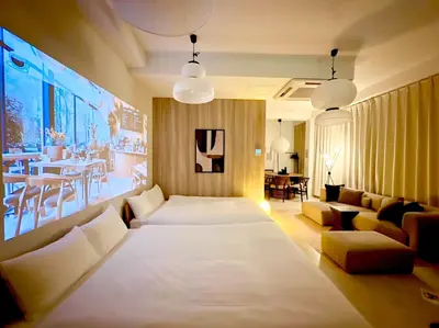 a room with two beds and a living room at \u65b0\u5bbf5\u5206\u5e83\u3005\u7a7a\u9593 in Tokyo