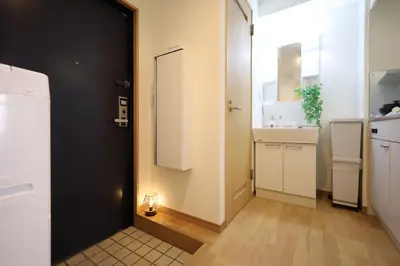 a bathroom with a black door and a sink at \u6d45\u8349\u5f92\u6b698\u5206 \u30b9\u30ab\u30a4\u30c4\u30ea\u30fc\u5f92\u6b69\u570f\u5185 \u6700\u59274\u540d in Tokyo