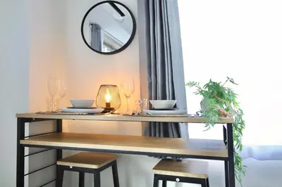 a dining table with a mirror on the wall at \u6d45\u8349\u5f92\u6b698\u5206 \u30b9\u30ab\u30a4\u30c4\u30ea\u30fc\u5f92\u6b69\u570f\u5185 \u6700\u59274\u540d in Tokyo