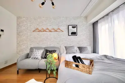 a bedroom with a bed and a couch at \u6d45\u8349\u5f92\u6b698\u5206 \u30b9\u30ab\u30a4\u30c4\u30ea\u30fc\u5f92\u6b69\u570f\u5185 \u6700\u59274\u540d in Tokyo