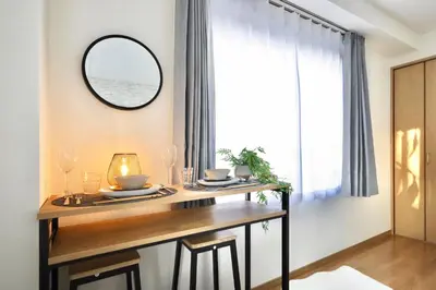 a dining room with a table and a mirror at \u6d45\u8349\u5f92\u6b698\u5206 \u30b9\u30ab\u30a4\u30c4\u30ea\u30fc\u5f92\u6b69\u570f\u5185 \u6700\u59274\u540d in Tokyo