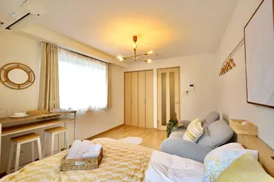 a living room with a couch and a table at \u6d45\u8349\u5f92\u6b698\u5206 \u30b9\u30ab\u30a4\u30c4\u30ea\u30fc\u5f92\u6b69\u570f\u5185 \u6700\u59274\u540d in Tokyo