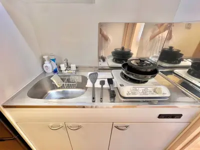 a kitchen counter with a sink and a mirror at \u6d45\u8349\u5f92\u6b698\u5206 \u30b9\u30ab\u30a4\u30c4\u30ea\u30fc\u5f92\u6b69\u570f\u5185 \u6700\u59274\u540d in Tokyo