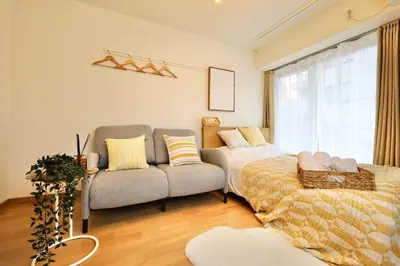 a living room with a couch and a bed at \u6d45\u8349\u5f92\u6b698\u5206 \u30b9\u30ab\u30a4\u30c4\u30ea\u30fc\u5f92\u6b69\u570f\u5185 \u6700\u59274\u540d in Tokyo