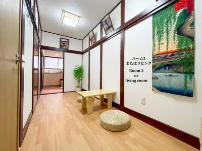 a room with a bench and a painting on the wall at 7\u6642IN19\u6642OUT # \u6c60\u888b\u738b\u5b50\u8d64\u7fbd\u99c5\u9001\u8fce\u7121\u6599 # \u30f4\u30a3\u30e9\u4e00\u8ed2\u5bb6\u8cb8\u5207# \u99c5\u8fd18\u5206# \u6700\u59276\u540d# 7 00 IN19 00 OUT # Free pick-up at Ikebukuro, Oji, and Akabane Stations # Whole house rental in Tokyo