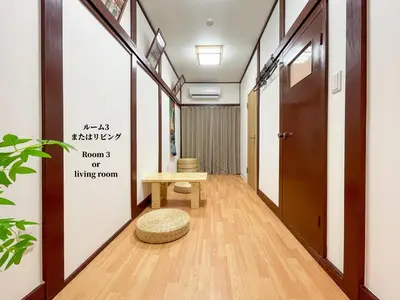 a hallway with a door and a bench in a room at 7\u6642IN19\u6642OUT # \u6c60\u888b\u738b\u5b50\u8d64\u7fbd\u99c5\u9001\u8fce\u7121\u6599 # \u30f4\u30a3\u30e9\u4e00\u8ed2\u5bb6\u8cb8\u5207# \u99c5\u8fd18\u5206# \u6700\u59276\u540d# 7 00 IN19 00 OUT # Free pick-up at Ikebukuro, Oji, and Akabane Stations # Whole house rental in Tokyo