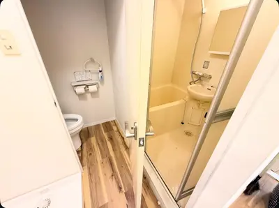 a small bathroom with a shower and a toilet at \u30b3\u30fc\u30b8\u30fc\u4e45\u304c\u539f\u30c8\u30a4\u30ec\u304a\u98a8\u5442\u5171\u7528\u9375\u4ed8\u304d\u500b\u5ba4 in Tokyo