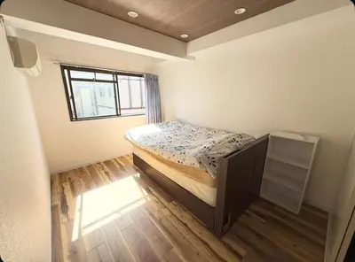 a small bedroom with a bed and a window at \u30b3\u30fc\u30b8\u30fc\u4e45\u304c\u539f\u30c8\u30a4\u30ec\u304a\u98a8\u5442\u5171\u7528\u9375\u4ed8\u304d\u500b\u5ba4 in Tokyo