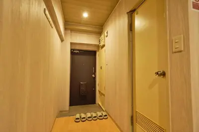 a hallway with a door and a room with a hallway at \u65b0\u5bbf\u5e02\u4e2d\u5fc3\u7d27\u90bb\u6b4c\u821e\u4f0e\u753a\u65b0\u5bbf\u30b4\u30fc\u30eb\u30c7\u30f3\u885713 in Tokyo