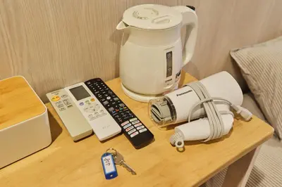 a table with a blender and a remote control at \u65b0\u5bbf\u5e02\u4e2d\u5fc3\u7d27\u90bb\u6b4c\u821e\u4f0e\u753a\u65b0\u5bbf\u30b4\u30fc\u30eb\u30c7\u30f3\u885713 in Tokyo