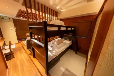 a room with two bunk beds in a room at \u65c5\u9928\u87a2 in Tokyo