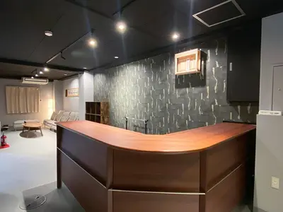a room with a counter with a sink and a wall at HOSTEL EstLiLas KANDA \u30a2\u30cd\u30c3\u30af\u30b9 in Tokyo