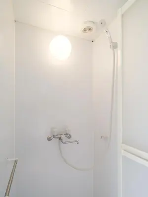 a shower with a shower head in a bathroom at Akabane Dormitory \u8d64\u7fbd\u30c9\u30df\u30c8\u30ea\u30fc - Share Room For Male Only \u7537\u6027\u5c02\u7528\u30c9\u30df\u30c8\u30ea\u30fc in Tokyo