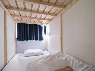 a bed in a room with a window at Akabane Dormitory \u8d64\u7fbd\u30c9\u30df\u30c8\u30ea\u30fc - Share Room For Male Only \u7537\u6027\u5c02\u7528\u30c9\u30df\u30c8\u30ea\u30fc in Tokyo