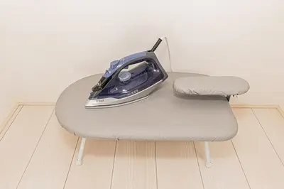 a blue iron sitting on top of a table at \u6625\u65e5\u5c45 Kasuga House in Tokyo