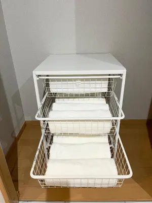a white shelf with white towels in a room at #6 WiFi無料&新宿5分! 清潔 安全 お洒落な部屋! in Tokyo