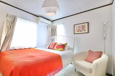 a bedroom with a bed and a chair at \u30a8\u30de\u30fc\u30ec\u6771\u5c0f\u5ca9103 \u5c0f\u5ca9\u99c5\u5f92\u6b695\u5206 \u6700\u59275\u540d \u548c\u5ba4\u7573 in Tokyo