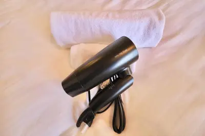 a black pen sitting on top of a bed at \u30a8\u30de\u30fc\u30ec\u6771\u5c0f\u5ca9103 \u5c0f\u5ca9\u99c5\u5f92\u6b695\u5206 \u6700\u59275\u540d \u548c\u5ba4\u7573 in Tokyo