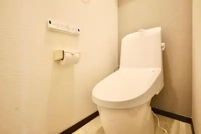 a white toilet in a bathroom with a roll of toilet paper at \u30a8\u30de\u30fc\u30ec\u6771\u5c0f\u5ca9103 \u5c0f\u5ca9\u99c5\u5f92\u6b695\u5206 \u6700\u59275\u540d \u548c\u5ba4\u7573 in Tokyo