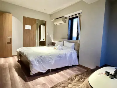 a bedroom with a large white bed and a window at \u4f4d\u4e8e\u4e1c\u4eac\u6c5f\u6237\u5ddd\u533a\u4e1c\u5c0f\u5ca9\u662f\u9002\u5408\u5bb6\u5ead\u4e0e\u670b\u53cb\u56e2\u4f53\u5165\u4f4f\u7684\u6574\u5957\u65e5\u5f0f\u6c11\u5bbf in Tokyo