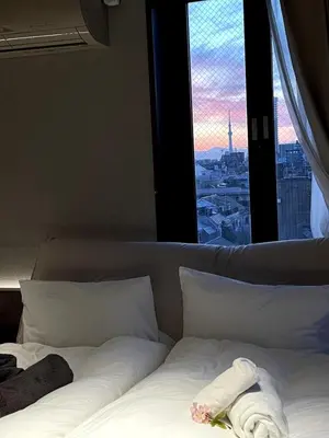 a bed with a towel on it in front of a window at \u4f4d\u4e8e\u4e1c\u4eac\u6c5f\u6237\u5ddd\u533a\u4e1c\u5c0f\u5ca9\u662f\u9002\u5408\u5bb6\u5ead\u4e0e\u670b\u53cb\u56e2\u4f53\u5165\u4f4f\u7684\u6574\u5957\u65e5\u5f0f\u6c11\u5bbf in Tokyo