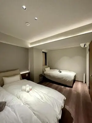 a hotel room with two beds with white sheets at \u4f4d\u4e8e\u4e1c\u4eac\u6c5f\u6237\u5ddd\u533a\u4e1c\u5c0f\u5ca9\u662f\u9002\u5408\u5bb6\u5ead\u4e0e\u670b\u53cb\u56e2\u4f53\u5165\u4f4f\u7684\u6574\u5957\u65e5\u5f0f\u6c11\u5bbf in Tokyo