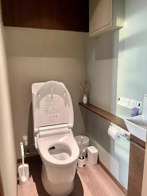 a small bathroom with a toilet with the lid up at \u4f4d\u4e8e\u4e1c\u4eac\u6c5f\u6237\u5ddd\u533a\u4e1c\u5c0f\u5ca9\u662f\u9002\u5408\u5bb6\u5ead\u4e0e\u670b\u53cb\u56e2\u4f53\u5165\u4f4f\u7684\u6574\u5957\u65e5\u5f0f\u6c11\u5bbf in Tokyo