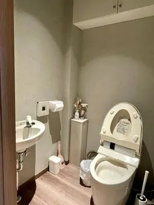 a bathroom with a toilet and a sink at \u4f4d\u4e8e\u4e1c\u4eac\u6c5f\u6237\u5ddd\u533a\u4e1c\u5c0f\u5ca9\u662f\u9002\u5408\u5bb6\u5ead\u4e0e\u670b\u53cb\u56e2\u4f53\u5165\u4f4f\u7684\u6574\u5957\u65e5\u5f0f\u6c11\u5bbf in Tokyo