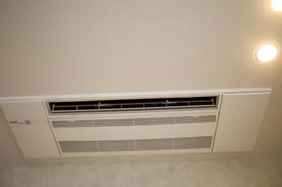 a room with a air conditioner on the wall at \u53f0\u6771\u533a\u30a2\u30d1\u30fc\u30c8\u30e1\u30f3\u30c8 in Tokyo