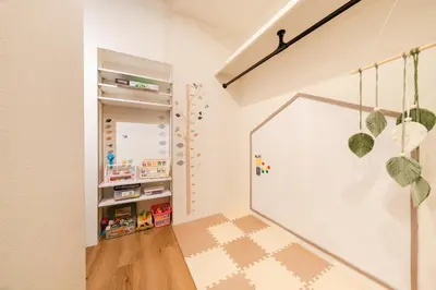 a childs playroom with a mirror in a room at Yuka House Komagome 1\u968e \u81ea\u8ee2\u8eca\u4ed8 \u304a\u3082\u3061\u3083\u3068\u843d\u66f8\u304d\u58c1\u306e\u30d7\u30ec\u30a4\u30eb\u30fc\u30e0 \u5bb6\u65cf\u5411\u3051 in Tokyo