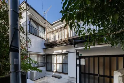 an external view of a house with a balcony at Yuka House Komagome 1\u968e \u81ea\u8ee2\u8eca\u4ed8 \u304a\u3082\u3061\u3083\u3068\u843d\u66f8\u304d\u58c1\u306e\u30d7\u30ec\u30a4\u30eb\u30fc\u30e0 \u5bb6\u65cf\u5411\u3051 in Tokyo
