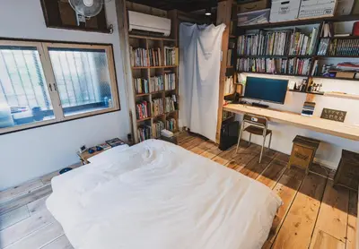 a bedroom with a bed and a desk with a computer at \u30a2\u30fc\u30d0\u30f3\u30b8\u30e3\u30f3\u30b0\u30eb in Tokyo