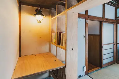 a room with a wooden shelf and a door at \u30a2\u30fc\u30d0\u30f3\u30b8\u30e3\u30f3\u30b0\u30eb in Tokyo
