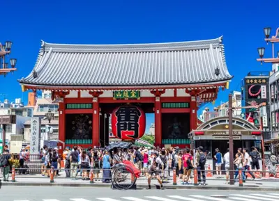 a group of people standing in front of a temple at -Imado- Within walking distance of Asakusa Station and Tokyo Skytree! in Tokyo