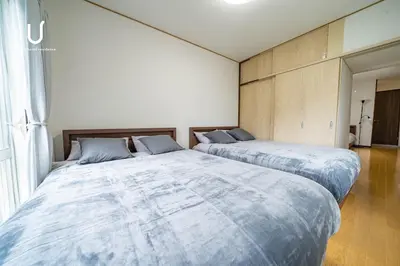 two beds sitting next to each other in a room at unito villa SHINJUKU in Tokyo