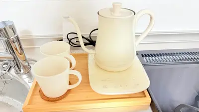 a blender sitting on a cutting board with two cups at Higashi-Jujo-house \u7950\u6cfd KI0478 in Tokyo