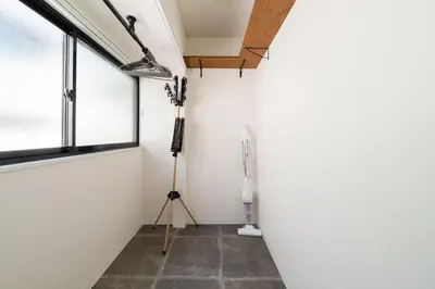 a room with a tripod and a window at Yuka House Komagome 2\u968e \u81ea\u8ee2\u8eca\u4ed8 \u304a\u3082\u3061\u3083\u3068\u843d\u66f8\u304d\u58c1\u306e\u30d7\u30ec\u30a4\u30eb\u30fc\u30e0 \u5bb6\u65cf\u5411\u3051 in Tokyo