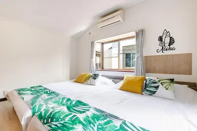 a bedroom with two beds and a window at Nnb\u938c\u50094\u4e01\u76ee in Tokyo