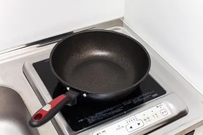 a black pan on top of a stove at Imb\u753a\u5c4b4\u4e01\u76ee201 in Tokyo
