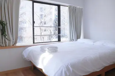 a white bed in a room with a window at SunRiseStay Asakusa Kaminarimon-dori\u6d45\u8349\u5546\u4e1a\u8857 \u96f7\u95e8\u901a in Tokyo