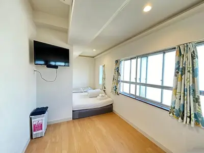 a small bedroom with a bed and a window at Skytree\u8eca\u7ad9\u5f92\u6b655\u5206 Tokyo\u6771\u4eac\u591c\u666f \u6a5f\u5834\u76f4\u9054 \u5e36\u5eda\u623f \u6d17\u8863\u6a5f \u96fb\u68af4 in Tokyo