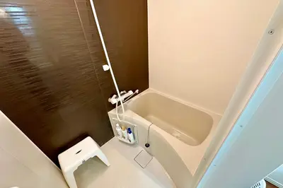 a small bathroom with a tub and a toilet at 5 Min to Ikebukuro by Tobu Tojo Line I Oyama Private Suites in Tokyo