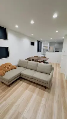 a living room with a couch and a table at new open \u4e00\u6237\u5efa \u5bb6\u5ead \u591a\u4eba\u5165\u4f4f \u76f4\u8fbe\u4e0a\u91ce\u6d45\u8349 Skytree \u6210\u7530\u7fbd\u7530\u7a7a\u6e2f in Tokyo