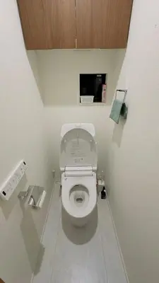 a bathroom with a toilet with the lid up at new open \u4e00\u6237\u5efa \u5bb6\u5ead \u591a\u4eba\u5165\u4f4f \u76f4\u8fbe\u4e0a\u91ce\u6d45\u8349 Skytree \u6210\u7530\u7fbd\u7530\u7a7a\u6e2f in Tokyo