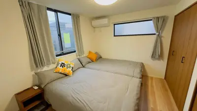 a small bed in a small room with a window at new open \u4e00\u6237\u5efa \u5bb6\u5ead \u591a\u4eba\u5165\u4f4f \u76f4\u8fbe\u4e0a\u91ce\u6d45\u8349 Skytree \u6210\u7530\u7fbd\u7530\u7a7a\u6e2f in Tokyo