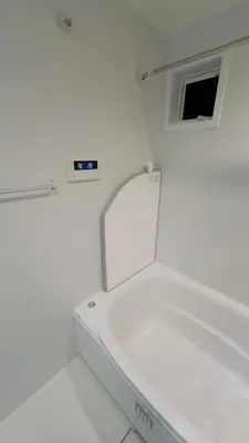 a white bath tub in a room with a window at new open \u4e00\u6237\u5efa \u5bb6\u5ead \u591a\u4eba\u5165\u4f4f \u76f4\u8fbe\u4e0a\u91ce\u6d45\u8349 Skytree \u6210\u7530\u7fbd\u7530\u7a7a\u6e2f in Tokyo