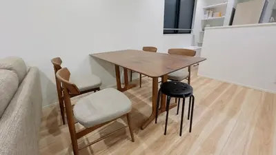 a dining room table and chairs in a living room at new open \u4e00\u6237\u5efa \u5bb6\u5ead \u591a\u4eba\u5165\u4f4f \u76f4\u8fbe\u4e0a\u91ce\u6d45\u8349 Skytree \u6210\u7530\u7fbd\u7530\u7a7a\u6e2f in Tokyo
