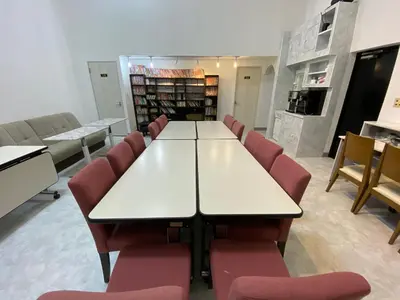 a conference room with a white table and red chairs at Skytree\u8eca\u7ad9\u5f92\u6b655\u5206 Tokyo\u6771\u4eac\u591c\u666f \u6a5f\u5834\u76f4\u9054 \u5e36\u5eda\u623f \u6d17\u8863\u6a5f \u6709\u96fb\u68af4 in Tokyo